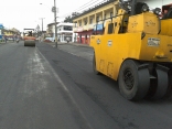 	A Unidade de pavimentação da Seinfra está coordenando nesta semana o recape asfáltico de mais duas importantes vias de Joinville, no bairro Costa e Silva. No sábado (3/12) pela manhã máquinas e homens começaram a aplicar nova camada de asfalto na rua Otto Pfuetzenreuter. - Fotografo: Ruy Ferrari/SEINFRA - Data: 05/12/2011