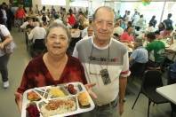 	O Restaurante Popular de Joinville completa 4 anos nesta quarta-feira (11/4) servindo mil refeições por dia com acompanhamento diário de nutricionistas. O casal Waldemira e Laudelino dos Santos está satisfeito com o atendimento e o cardápio. - Fotografo: Kátia Nascimento - Data: 09/04/2012