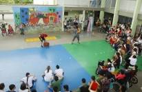 Dança, circo e música marcaram, na tarde desta segunda-feira (12/11), a abertura da Minifesta das Flores na Apae Joinville. Exposição de flores, plantas e orquídeas permanece na entidade até quarta  - Fotografo: Agobar Gonçalves Filho - Data: 12/11/2012