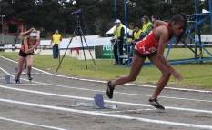 Atletismo feminino de joinville competindo nos 27º Joguinhos de SC em Caçador = atleta Bruna Maria Cestrem(Vermelho) - Fotografo: Phelippe José da Silva - Data: 29/07/2014