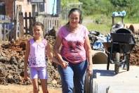 A Prefeitura de Joinville por meio da Secretaria de Habitação executa obras de drenagem e saneamento no Loteamento José Loureiro, bairro Paranaguamirim. Moradora do bairro, dona Maria Hofmann, está satisfeira com as mudanças. - Fotografo: Kátia Nascimento - Data: 20/03/2012