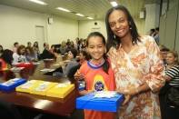 Na manhã dessa quarta-feira (09/04), os nove alunos do projeto Aluno Guia, premiados pelo concurso Todos Por um Trânsito Melhor, receberam um kit escolar e tomaram café com o Prefeito Carlito Merss. Iara Rossi do Nascimento da Escola Municipal Professora Ada Santana. - Fotografo: Kátia Nascimento - Data: 09/05/2012
