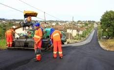 A Prefeitura de Joinville, por meio da Secretaria de Infraestrutura (Seinfra), pavimentou nesta quarta-feira (24/5) um trecho da rua Ângelo Pedro Moraes, bairro Jarivatura. - Fotografo: Mauro Artur Schlieck - Data: 24/05/2012