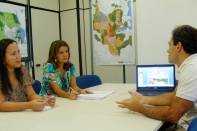 As representantes da prefeitura de Aracaju Edla Albuquerque e Sheila Vieira Santos receberam informações do transporte público de Joinville do diretor do Ippuj Vladimir Constante - Fotografo: Camila Nunes - Data: 15/03/2012
