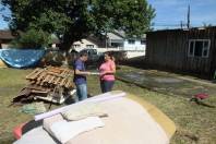 Agente da Defesa Civil de Joinville, João Carlos Vieira, entrega para a Sra. Tereza Cristina Martins notificação orientando como tomar providências quanto aos estragos causados pelo temporal em sua residência. - Fotografo: Phelippe José - Data: 12/01/2015