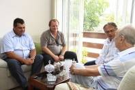 O prefeito Carlito Merss, acompanhado do presidente da Fundação de Esportes, Lazer e Eventos de Joinville (Felej), Jorge Nascimento, e do presidente do JEC, Márcio Vogelsanger, entregou o convite para a homenageado Waldomiro Schützler - Fotografo: Mauro Artur Schlieck - Data: 17/02/2012