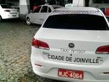 Quem percorre as ruas da cidade de Joinville já deve ter percebido algo de diferente nos táxis da cidade. Os 216 táxis brancos estão recebendo adesivos contendo os dizeres: Cidade de Joinville e o número de cadastro do táxi na Prefeitura - Fotografo: Ruy Ferrari / Seinfra - Data: 19/09/2011