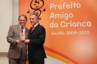 O prefeito de Joinville, Carlito Merss, recebeu nesta quarta-feira (27/6) o Prêmio Prefeito Amigo da Criança da Fundação Abrinq. Joinville foi o único município de Santa Catarina a receber o destaque nacional. - Fotografo: Divulgação - Data: 27/06/2012