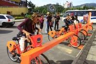 Sistema de aluguel de bicicletas que já funciona no Rio de Janeiro e São Paulo está em Joinville durante o Festival de Dança com estações no Centreventos Cau Hansen e praça Nereu Ramos, com oferta de dez bicicletas em cada ponto.  - Fotografo: Mauro Artur Schlieck - Data: 25/07/2012