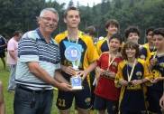 Jogos Escolares de Joinville - Final Futebol = Salésio Presidente Grêmio Wiporll entregando troféu ao capitão da equipe campeã. - Fotografo: Phelippe José da Silva - Data: 13/11/2014